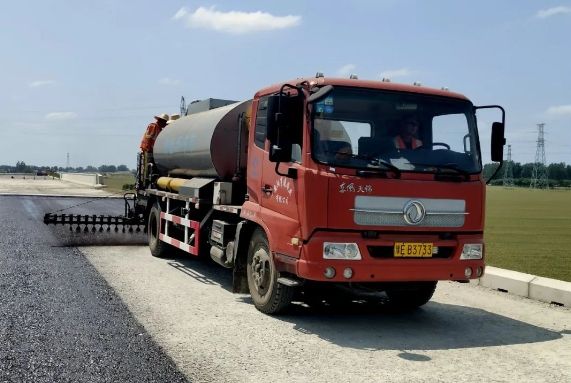 許信高速透層、封層和瀝青下面層試驗(yàn)段攤鋪圓 滿成功